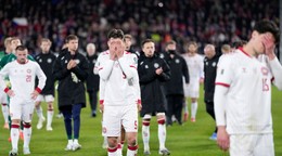 Na snímke futbalisti Dánska reagujú po prehre po penaltovom rozstrele vo finálovom zápase európskej baráže.