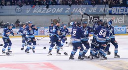 Hokejisti HK Nitra oslavujú víťazstvo v siedmom zápase finále proti HC Slovan Bratislava a zisk majstrovského titulu.