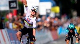 Tadej Pogačar sa teší z víťazstva v 1. etape pretekov Okolo Romandie 2026. 