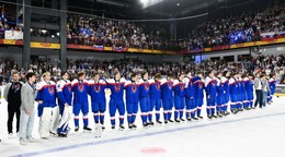 Na snímke smútok hráčov Slovenska po prehre vo finálovom zápase medzi Slovenskom a Švédskom.