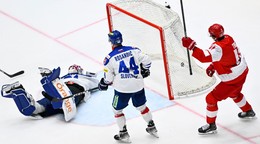 Samuel Hlavaj dostáva gól v zápase proti Dánsku.