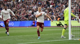 Leandro Trossard oslavuje gól