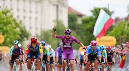 Na snímke francúzsky cyklista Paul Magnier z tímu UCI WorldTeam Soudal–Quick-Step sa raduje po výhre 3. etapy Giro d´Italia.