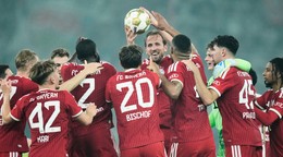 Hráči Bayernu Mníchov oslavujú víťazstvo vo finále Nemeckého pohára po zápase medzi VfB Stuttgart a Bayernom Mníchov.