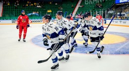 Hráči Fínska sa tešia z gólu v zápase proti Česku na Švédskych hokejových hrách 2026.