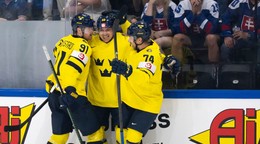 Hokejisti Švédska oslavujú gól proti Slovensku na MS v hokeji 2026.