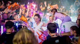 Petra Vlhová počas šípkarskej exhibície Niké Darts Night 2025.