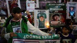 Rodiny nezvestných sa zhromaždili pri štadióne v Mexico City pred otváracím zápasom Majstrovstiev sveta vo futbale 2026