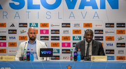 Na snímke zľava generálny riaditeľ klubu Ivan Kmotrík ml. a nový tréner ŠK Slovan Bratislava Yaya Touré počas tlačovej konferencie futbalového klubu ŠK Slovan Bratislava.