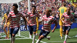 Hráči USA oslavujú gól v zápase s Austráliou na MS vo futbale 2026