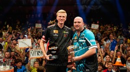 Víťaz Wessel Nijman (vľavo) a Rob Cross po finále Niké Slovak Darts Open 2026.