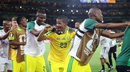 Juhoafričan Jayden Adams (23) oslavuje tancom so svojimi spoluhráčmi po víťazstve 1:0 nad Južnou Kóreou.
