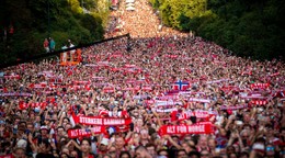 Fanúšikovia Nórska vítajú futbalový tím po návrate z MS