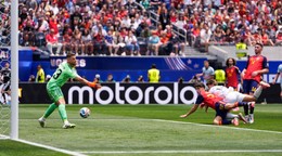 Unai Simon inkasuje gól v zápase s Belgickom