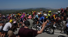 Cyklisti počas Tour de France 2026.