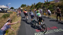 Cyklisti počas Tour de France 2026.