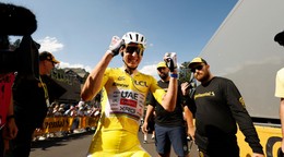 Slovinsky cyklista Tadej Pogačar sa teší z víťazstva v 10. etape Tour de France 2026.