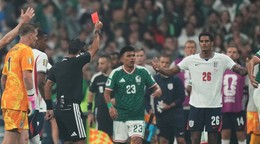 Rozhodca Alireza Faghani ukazuje červenú kartu hráčovi Anglicka Jarellovi Quansahovi (26) v osemfinálovom dueli Mexiko - Anglicko.