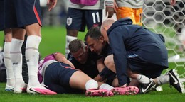 Anglický futbalista Jordan Henderson (14) leží zranený na zemi, ktoré utrpel počas osláv s fanúšikmi po víťazstve v osemfinálovom dueli Mexiko - Anglicko na majstrovstvách sveta.