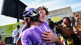 Mauro Schmid v objatí s Michaelom Matthewsom po triumfe v 13. etape Tour de France 2026.