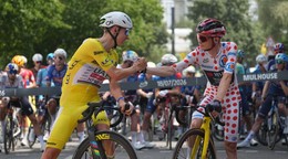 Tadej Pogačar (v žltom) a Jonas Vingegaard počas Tour de France 2026.