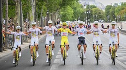 Slovinec Tadej Pogačar, oblečený v žltom drese lídra celkového poradia, oslavuje so svojimi tímovými kolegami z UAE Team Emirates.