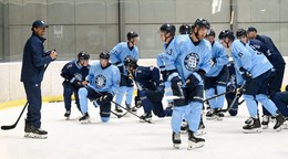 Na snímke tréner hokejového tímu HC Slovan Bratislava Brad Tapper (vľavo) dáva pokyny hráčom počas štartu prípravy na novú sezónu.
