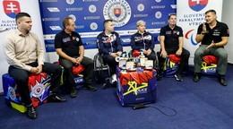 Slovenskí parastrelci počas tlačovej konferencie po návrate z majstrovstiev sveta v parastreľbe 2026.