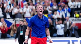 Jiří Lehečka oslavuje víťazstvo nad  Learnerom Tienom v zápase Davis Cupu Česko - USA (3:2) v Prahe.  
