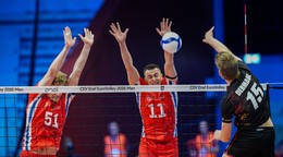 Českí volejbalisti Jakub Klajmon (vľavo) a Lukáš Vašina a vpravo hráč Belgicka Basil Dermaux počas osemfinálového zápasu Belgicko - Česko.