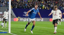 Jacobo Ramon strieľa gól v zápase Ligy majstrov Como - Manchester United.