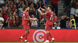 Portugalský hráč Goncalo Ramos (vľavo) oslavuje so spoluhráčom Rubenom Nevesom po tom, ako strelil druhý gól v zápase A-divízie 4. skupiny Ligy národov Portugalsko - Nórsko.