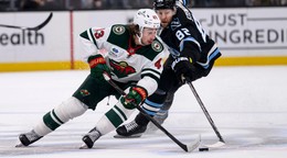 Quinn Hughes v drese Minnesoty.