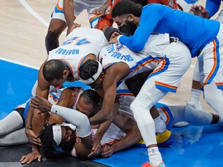 Luguentz Dort sa raduje so spoluhráčmi.