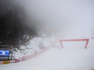Hmla v cieľovej rovinke pred pretekmi zjazdu žien Svetového pohára v alpskom lyžovaní vo švajčiarskom stredisku Crans Montana.