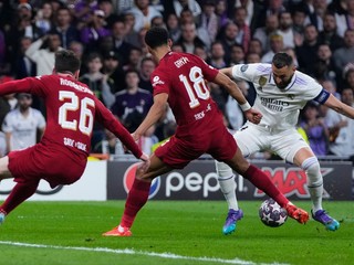 Francúzsky útočník Realu Madrid Karim Benzema v obkľúčení hráčov FC Liverpool. 