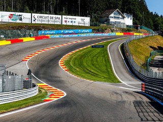 Legendárna zákruta Eau Rouge na okruhu Spa Francorchamps. 