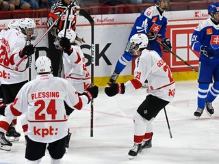 Hráči Švajčiarska oslavujú gól v zápase B-skupiny úvodného dňa hokejového turnaja Hlinka Gretzky Cup hráčov do 18 rokov Slovensko - Švajčiarsko. 