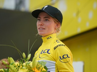 Demi Volleringová v žltom drese počas ženskej Tour de France 2023.