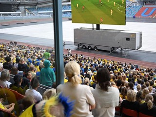 Diváci sledujúci semifinále medzi Španielskom a Švédskom.