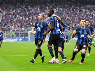 Henrich Mchitarjan sa v drese Interu Miláno teší po strelenom góle.