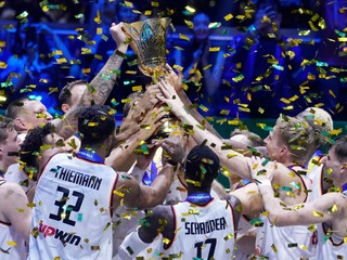 Basketbalisti Nemecka si prevzali trofej pre víťaza MS 2023. 