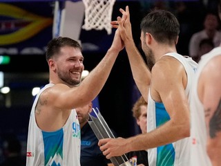 Luka Dončič a basketbalisti Slovinska na MS 2023.