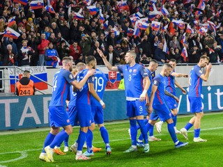 Slovenskí futbalisti sa tešia po strelenom góle v zápase Slovensko - Island v kvalifikácii EURO 2024.