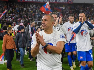 Tréner Francesco Calzona oslavuje postup na EURO 2024 po zápase Slovensko - Island.