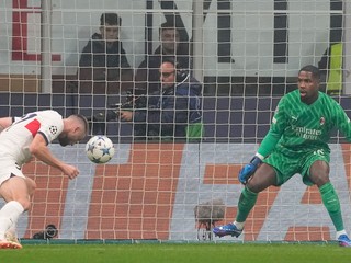 Milan Škriniar strieľa gól v zápase AC Miláno - Paríž St. Germain.
