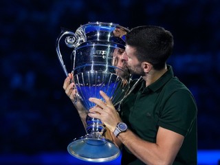 Novak Djokovič bozkáva trofej pre najlepšieho hráča svetového rebríčka ATP.