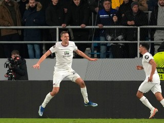 Tomáš Souček (vľavo) sa teší z gólu so svojimi spoluhráčmi. 