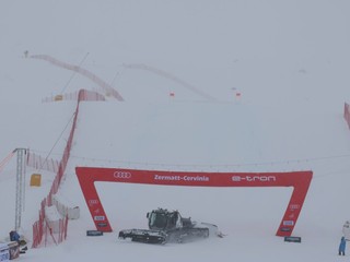 Zjazdy mužov v strediskách Zermatt a Cervinia boli zrušené pre nepriaznivé počasie.