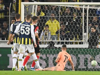 Brankár Dominik Takáč inkasuje gól v zápase Fenerbahce Istanbul - FC Spartak Trnava.